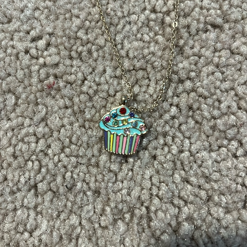A beautiful cupcake necklace with the cupcake shaped box